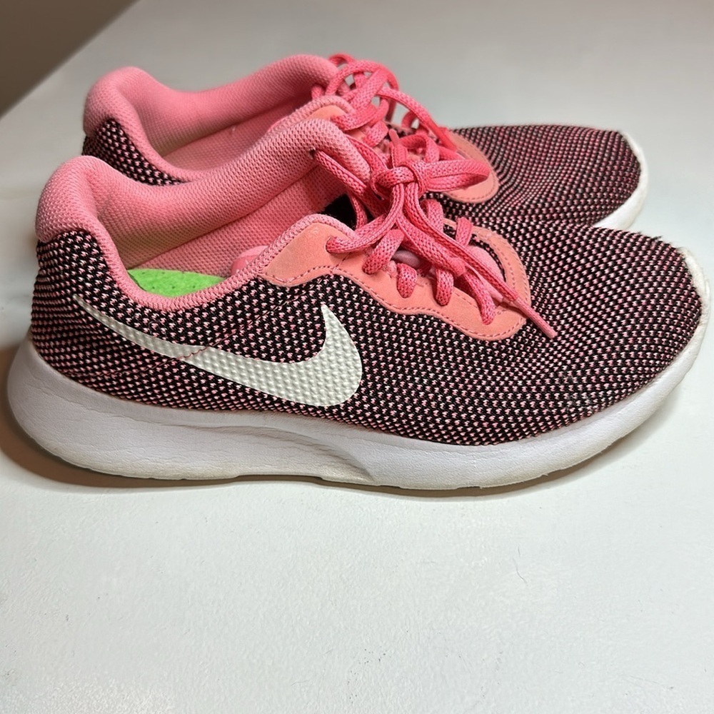 🔥Nike Womens Tanjun Running Trainers Size 6.5 Pink and black